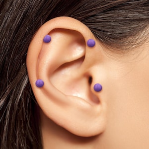 Gekleurde bolvormige oorknopjes met platte achterkant • Geschroefde puntoorbel in 14 kt goud • Massief gouden piercingsieraden met interne schroefdraad voor dames