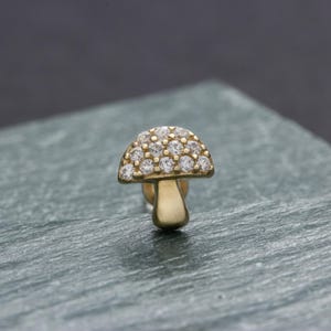 14K gouden paddenstoeloorbel met interne schroefdraad • 18G oorbel met platte achterkant voor helix, kraakbeen en tragus • Pave diamanten labret-piercing voor dames