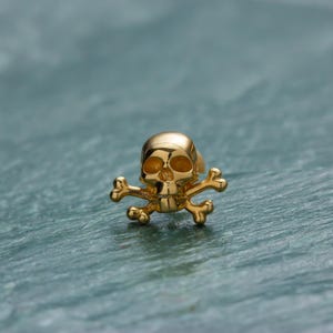 Pendiente de calavera con parte trasera plana en oro • Joyería perforante con rosca en oro macizo de 14 quilates • Regalo para mujeres góticas • Pendiente de cartílago con rosca interna