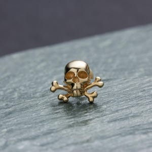 Oorstekers met platte achterkant goud • 14K massief gouden piercingsieraden met schroef aan de achterkant • Cadeau voor gothic-vrouwen • Kraakbeenoorbel met inwendig schroefdraad