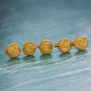 Kolczyki z inicjałem ze złota 14K • Kolczyki z płaskim tyłem i wewnętrznym gwintem • Spersonalizowana biżuteria do piercingu tragus • Kolczyki ze złota z zapięciem na śrubę