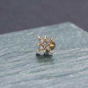 Geschroefde diamanten sterstekker met platte achterkant • 14 kt gouden labret-stekker met interne schroefdraad • North Star-piercingsieraden voor dames • 18 g kraakbeenoorbel