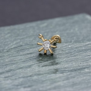 Sierlijke solitaire diamanten oorstekers • Geschroefde kraakbeenoorbel met platte achterkant • Massief gouden labret-steker met inwendig schroefdraad, 14K piercingsieraden