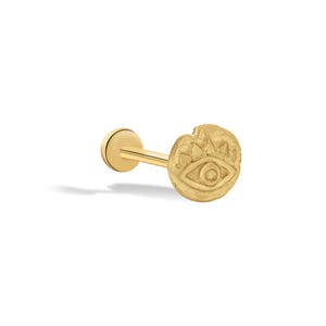 Goudkleurige piercingstekker met getextureerd boze oog • Oorbel met interne schroefdraad • 14K massief gouden labret met platte achterkant voor traguspiercing, gelukssieraden