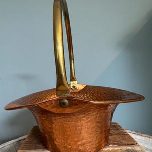 Cesta vintage de cobre martillado con asa de latón - Coppercraft Guild