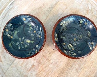 David Eldreth Redware Pair Small Plates Signed | Blue Slip Daisy Crimped Edge Folk Art PA