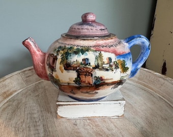 Handgeschilderde keramische theepot met een cottagecore-landschap | Roze en blauwe waterkoker | Boerderij Cottagecore Kitchen