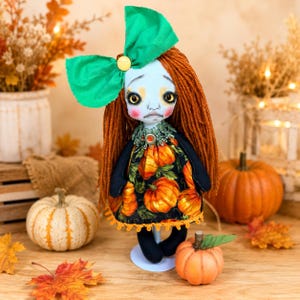 Poupée AMBER à la fois effrayante et mignonne / Décoration intérieure / Mignonne / Yeux en verre « Suivez-moi » / Poupée faite main / Poupée de chiffon / Poupée en tissu / Fêtes / Champ de citrouilles