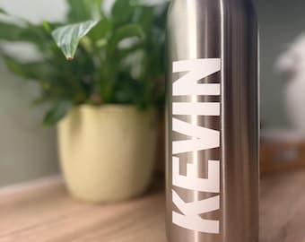 Personalized name stickers in permanent vinyl – For events such as weddings, baptisms, bachelorette parties, and birthdays