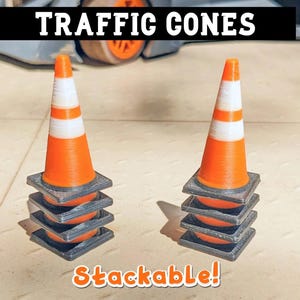 Puede incluir: Dos conos de tráfico naranja y blanco con bases negras. Los conos son apilables y se pueden usar para una variedad de propósitos.