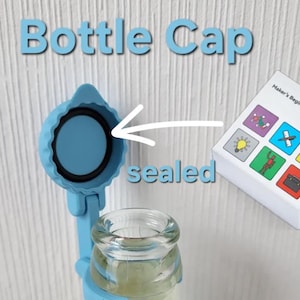 Könnte beinhalten: Ein hellblauer Flaschenverschluss mit schwarzer Dichtung ist geöffnet und an einer durchsichtigen Glasflasche befestigt. Das Wort "versiegelt" steht neben dem Verschluss. Im Hintergrund befindet sich eine weiße Box mit der Aufschrift "Maker's Beginner Kit".