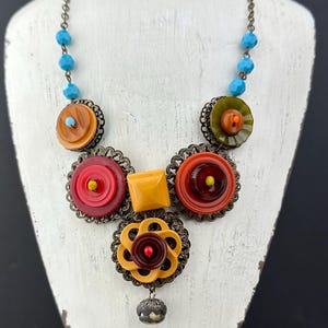 Collana bavaglino vintage con bottone in bachelite: gioielli artigianali riciclati, accessori giocosi, collana nostalgica