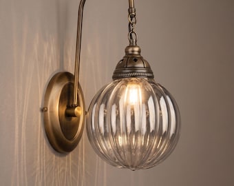 Aplique de Pared de Vidrio Estriado, Iluminación Latón Antiguo Mid Century Modern, Lámpara de Pared Globo Gris Humo, Luz Art Deco