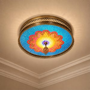 Könnte beinhalten: Eine runde Deckenleuchte mit einem Mosaikglasschirm in einem lebendigen Blumenmuster in Blau, Gelb, Orange und Rot. Die Leuchte verfügt über einen metallischen bronzefarbenen Rahmen mit einem dekorativen Filigranrand und einem zentralen Endstück.