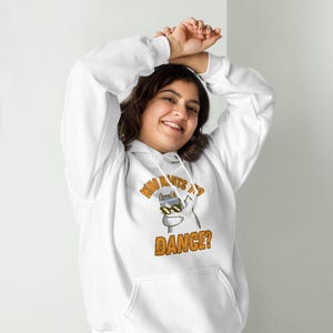 Op de afbeelding: Witte hoodie met een cartoonkat die een zonnebril en een bandana draagt. De tekst op de hoodie luidt "Wie wil dansen?"