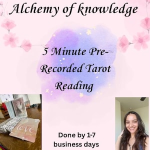 Könnte beinhalten: Ein rosa Hintergrund mit dem Text "Alchemy of knowledge" und "5 Minute Pre-Recorded Tarot Reading". Das Bild enthält eine Frau und ein Tarotkartenspiel. Der Text "Done by 1-7 business days" ist ebenfalls vorhanden.