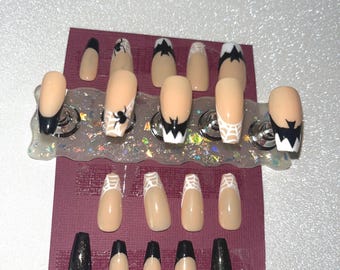 Handgeschilderde pers op nagels| French manicure met webb en vleermuizen| spin met juwelen