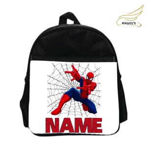 Puede incluir: Mochila negra con un dise&ntilde;o de Spider-Man sobre un fondo blanco. El dise&ntilde;o muestra a Spider-Man en una telara&ntilde;a con la palabra "NAME" en letras rojas. La mochila tiene un asa superior y correas ajustables.