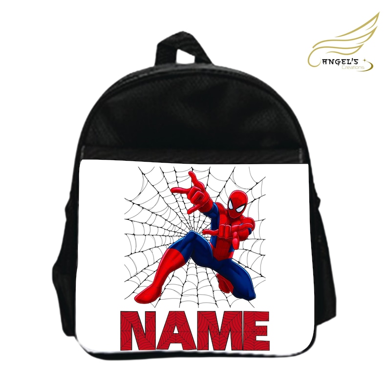 Puede incluir: Mochila negra con un dise&ntilde;o de Spider-Man sobre un fondo blanco. El dise&ntilde;o muestra a Spider-Man en una telara&ntilde;a con la palabra "NAME" en letras rojas. La mochila tiene un asa superior y correas ajustables.