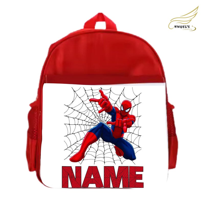 Puede incluir: Mochila roja con un dise&ntilde;o de Spider-Man sobre un fondo blanco con telara&ntilde;a. La palabra "NAME" est&aacute; en letras rojas. La mochila tiene bolsillos laterales y un asa superior. Adecuada para ni&ntilde;os.