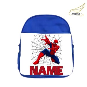 Puede incluir: Mochila azul con un dise&ntilde;o de Spider-Man. El superh&eacute;roe est&aacute; representado en una telara&ntilde;a, con su traje rojo y azul. La palabra "NAME" est&aacute; impresa en letras rojas en la parte inferior del panel blanco.