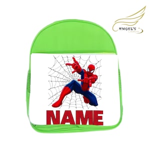 Puede incluir: Una mochila verde con un dise&ntilde;o de Spider-Man. La imagen muestra al superh&eacute;roe en una telara&ntilde;a, con su traje rojo y azul. La palabra "NAME" est&aacute; impresa en letras rojas en la parte inferior de la imagen.