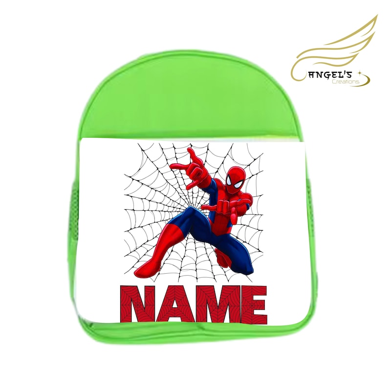 Puede incluir: Una mochila verde con un dise&ntilde;o de Spider-Man. La imagen muestra al superh&eacute;roe en una telara&ntilde;a, con su traje rojo y azul. La palabra "NAME" est&aacute; impresa en letras rojas en la parte inferior de la imagen.