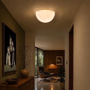 Op de afbeelding: Een semi-inbouw plafondlamp met een matglazen, komvormige kap die een warm, diffuus licht verspreidt. Het armatuur is bevestigd aan een wit plafond en zorgt voor verlichting in de ruimte van een gang.