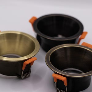 Oprawa wpuszczana w kolorze postarzanego mosiądzu | Nowoczesna, minimalistyczna oprawa downlight