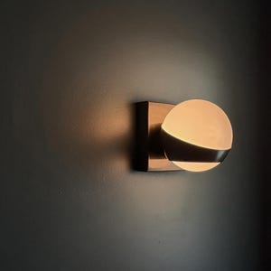 Applique da parete a globo in stile moderno di metà secolo: lampada da tavolo in ottone anticato