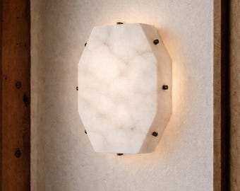 アラバスター製壁/天井照明 | 彫刻的な大理石製照明器具 | アンティーク調真鍮製金具 | ミニマルな幾何学模様の埋め込み型照明