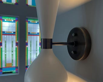 Moderne wandkandelaar uit het midden van de eeuw: verouderd messing, licht omhoog en omlaag