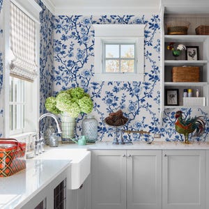 Carta da parati floreale blu con motivi chinoiserie, murale bianco e indaco, elegante vinile tipo II (staccabile e attaccabile / non incollabile)