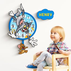 Speelse kat-en-muis-slingerwandklok – aangepaste naamwolkplaat – leuk kinderkamerdecor – bewegende muisschommel – gepersonaliseerd