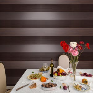 Carta da parati moderna a righe orizzontali in legno - Noce marrone scuro e design a pannelli testurizzati - Vinile tipo II (stacca e incolla/senza incolla)