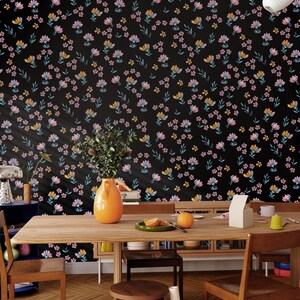 Carta da parati floreale scura, murale vintage con fiori notturni, elegante e malinconica - vinile tipo II (staccabile e attaccabile / non incollabile)