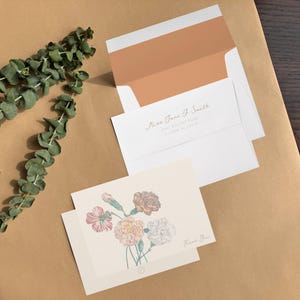 Tarjeta de agradecimiento plana / Juego de 10 sobres premium acanalados con textura, de 4,5 x 6,25 cm, con diseño floral de clavel, en beige tostado, para notas, cartas y direcciones personalizadas