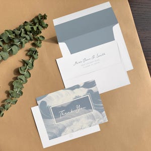 Tarjeta de agradecimiento plana / Juego de 10 sobres planos de primera calidad con textura acanalada de 4,5 x 6,25 pulgadas con diseño de olas azules, océano, verano y playa para notas, cartas y direcciones personalizadas