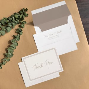 Tarjeta de agradecimiento plana / Juego de 10 sobres premium texturizados acanalados de 4,5 x 6,25 con triple borde, beige y marrón, para notas, cartas y direcciones personalizadas
