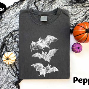 Vintage Fledermaus Shirt, Halloween Ästhetik T-Shirt, Gothic Fledermaus Grafik T-Shirt, Gruseliges Saison Herbst Top, Gruseliger Halloween Look, Goblincore Pullover