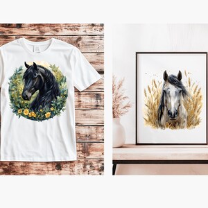 Op de afbeelding: Een wit T-shirt met een zwarte paardenkopillustratie omringd door gele bloemen. Het paard staat in een veld met groen gras. Het T-shirt ligt op een houten achtergrond. Een ingelijst afdruk van een witte paardenkop in een tarweveld staat op een plank op de achtergrond.