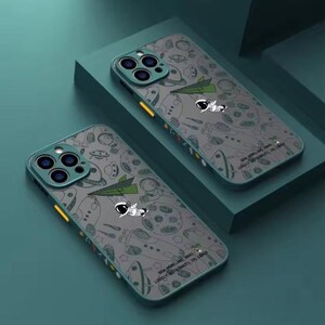 Funda transparente a prueba de golpes con diseño de astronauta para iPhone 15