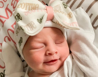 Personalisierte Baby Name Decke und Schleife Hut, Neugeborene Strickmütze Swaddle Decke, handgemachte Babyparty Geschenk Set, Säugling Knotenmütze Monogramm