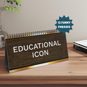 以下が含まれることがあります： 「EDUCATIONAL ICON」の白い文字が入った木製の卓上カレンダー。 金色のトリムとスパイラルバインディングが付いています。 青い星型のグラフィックには「13 FUNNY PHRASES」と書かれています。 左側には植物が入った透明なガラスの花瓶があります。