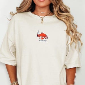 Shirt grappig, slechtgehumeurd, boos krab – uniek T-shirt met zeevruchten woordspeling voor krabliefhebbers, gemene schaaldieren met mes, cadeau Ocean Life Ivory