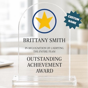 Può includere: Premio di riconoscimento in acrilico trasparente con una grafica a stella e il testo "Brittany Smith" e "In riconoscimento di aver portato l'intero team". Include un'etichetta con nome personalizzata.