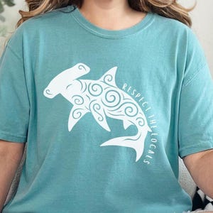 Respektieren Sie die Einheimischen Hammerhai Shirt - Speichern Sie die Haie T-Shirt, Meeresleben Geschenk für Ozean-Liebhaber, Küstenwild lebende Tiere T-Shirt