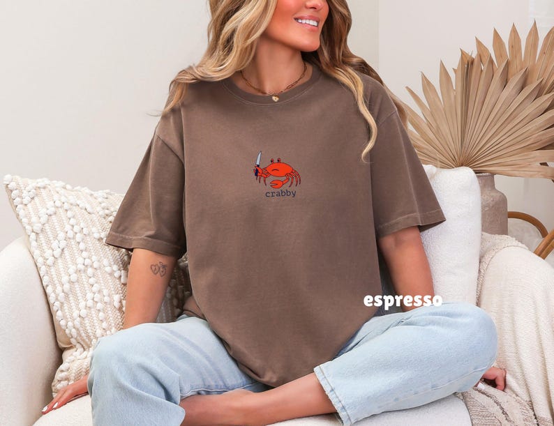 Shirt grappig, slechtgehumeurd, boos krab – uniek T-shirt met zeevruchten woordspeling voor krabliefhebbers, gemene schaaldieren met mes, cadeau Ocean Life Espresso
