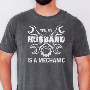Funny Mechanic Dad Shirt: Papa&#39;s Garage Gift