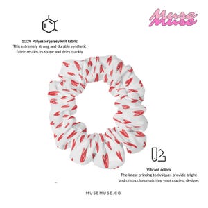 Puede incluir: Scrunchie blanco con un patrón de corazones rojos. El scrunchie está hecho de tejido de punto de jersey 100% poliéster. El tejido es fuerte, duradero y se seca rápidamente.